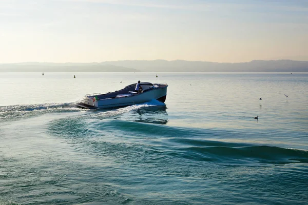 Barco Motor Navega Lago Garda Itália Vista Lago Com Barco — Fotografia de Stock