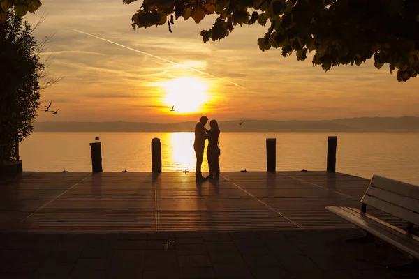 Silueta Pareja Atardecer Lago Garda Italia Imagen Romántica Con Pareja Fotos De Stock