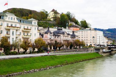 Salzburg, binalar, ağaçlar ve rive bankanın eski bölümü görüntülemek