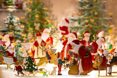 Renkli Noel oyuncaklar Noel Baba ile.