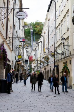 Turistler tarafından Salzburg tarihi merkezi Getreidegasse street yürüyüş