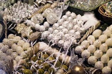 Beyaz ve altın renkleri Noel oyuncaklar.