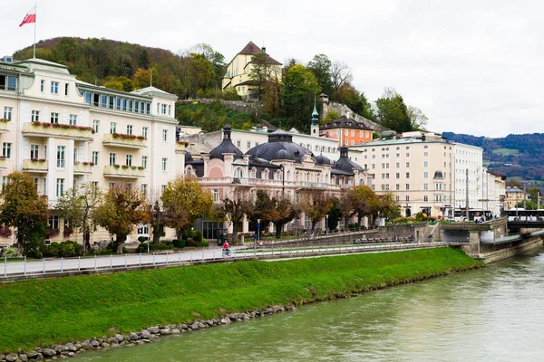 Blick auf die salzburger Altstadt, Gebäude, Bäume und Flussufer — Stockfoto