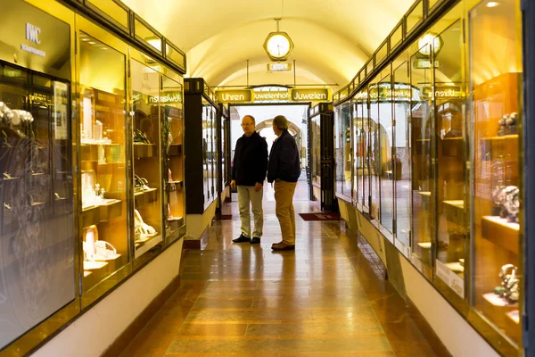 Gente de compras en el centro de Salzburgo — Foto de Stock