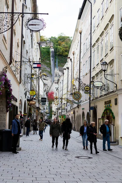 Turistas caminhando pela rua Getreidegasse no centro histórico de Salzburgo — Fotografia de Stock