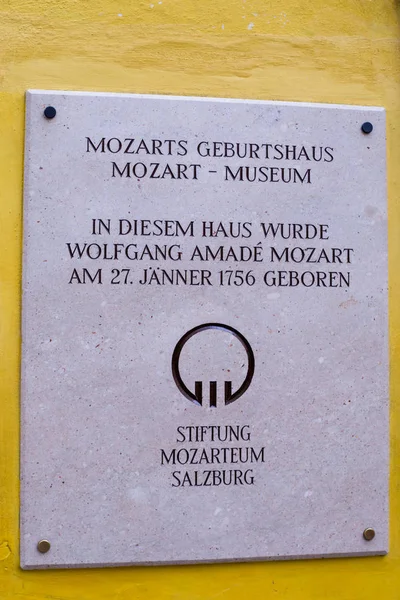 Gedenktafel an Mozart 's Geburtshaus Museum — Stockfoto
