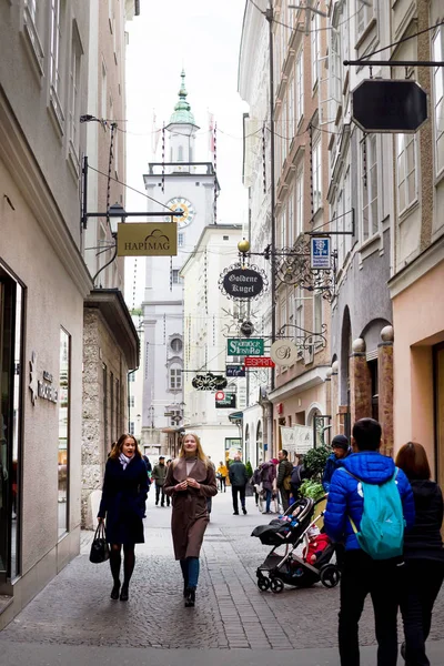 Mensen wandelen en winkelen in historische winkelstraat in het centrum van Salzburg — Stockfoto