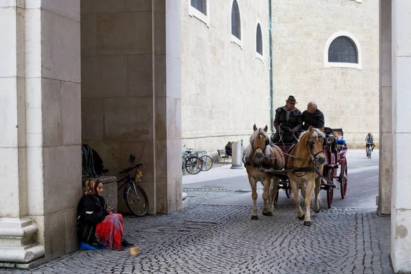 Turistas toman paseo en carruaje a caballo casco antiguo en Salzburgo, Austria . —  Fotos de Stock