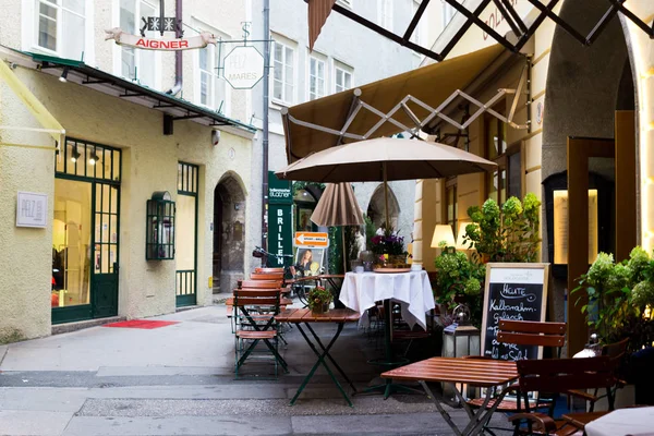 Cafe in straat van Salzburg — Stockfoto