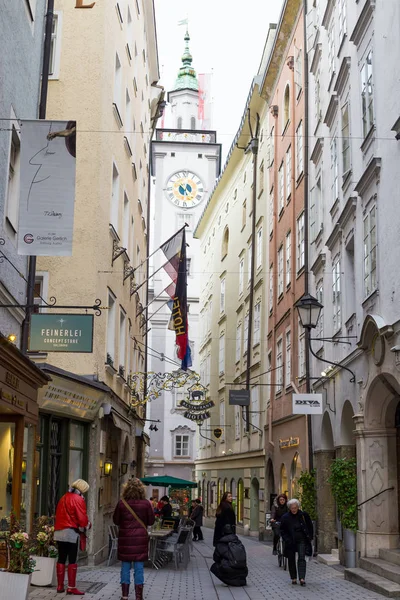 Ludzi, spacery i zakupy w zabytkowej ulicy handlowej w centrum Salzburga — Zdjęcie stockowe