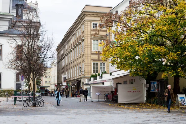 Cafe przy ulicy w Salzburgu — Zdjęcie stockowe