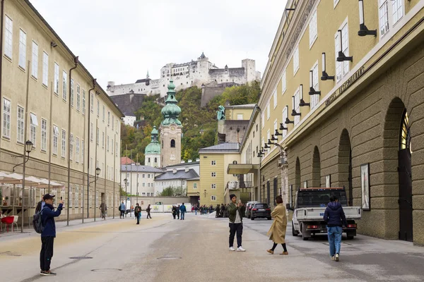 Straat met uitzicht op Salzburg kasteel en kerk — Stockfoto
