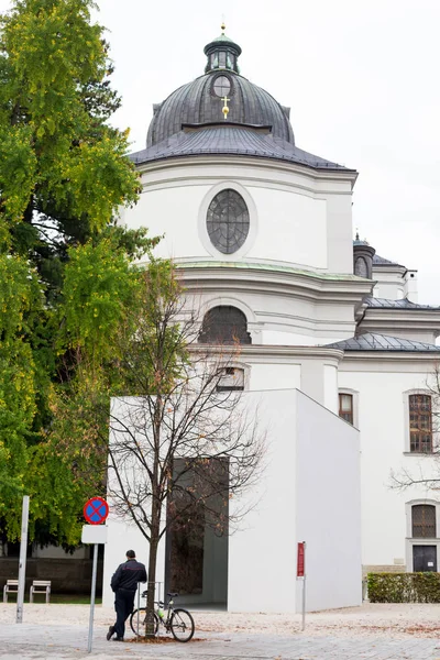 Fassade der christlichen Kirche nad Mann mit Fahrradständern in der Nähe. — Stockfoto