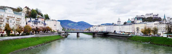 Panoramautsikt över Salzach floden i Salzburg, Österrike — Stockfoto