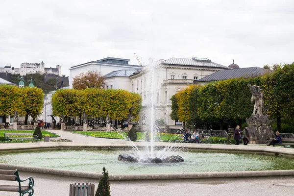 Prachtig uitzicht op de beroemde Mirabell tuinen met fontein. — Stockfoto