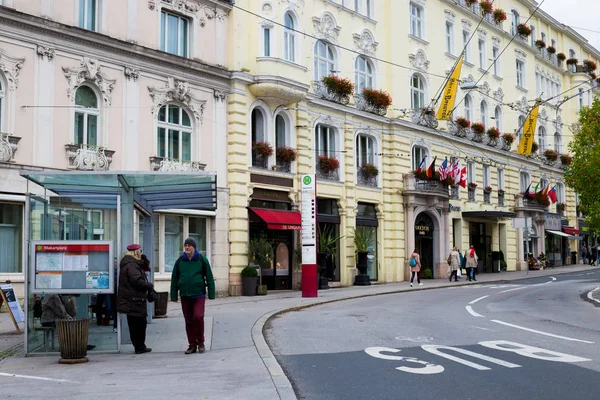 Strada nella parte moderna di Salisburgo — Foto Stock