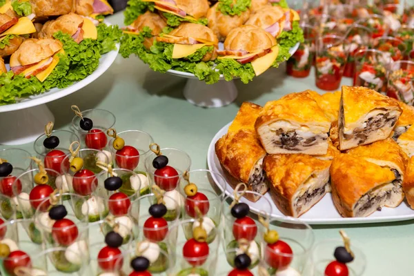 Variedad de sabrosos aperitivos deliciosos, mesa buffet . — Foto de Stock