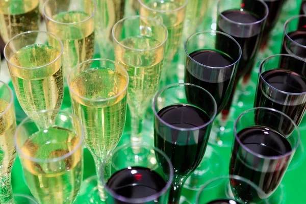 Verres avec champagne et vin rouge sur la table . — Photo