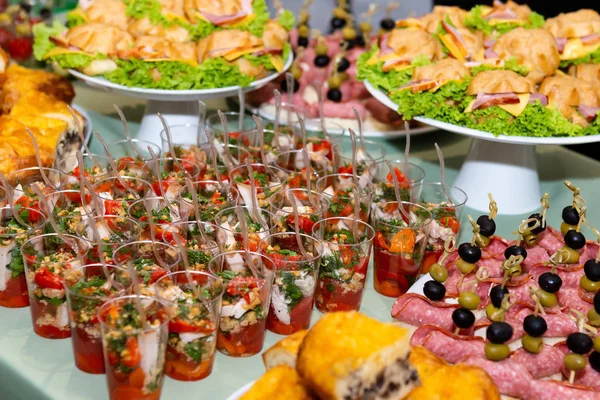 Variedad de sabrosos aperitivos deliciosos, mesa buffet . — Foto de Stock