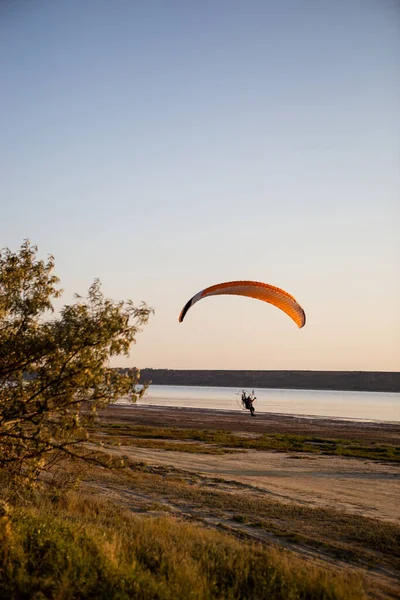 Parapente Chão Começa Voar Desportista Voando Uma Cor Laranja Parapente — Fotografia de Stock