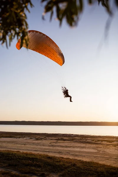 Mosca Parapente Hora Pôr Sol Desportista Voando Uma Cor Laranja — Fotografia de Stock