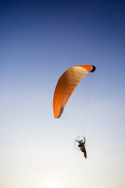 Paraglider Flyger Djupt Blå Himmel Den Idrottsman Som Flyger Paraglider — Stockfoto