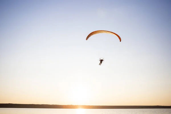 Mosca Parapente Hora Pôr Sol Desportista Voando Uma Cor Laranja — Fotografia de Stock