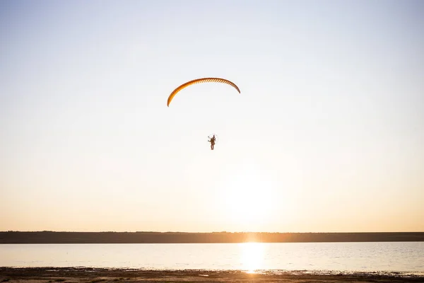 Mosca Parapente Hora Pôr Sol Desportista Voando Uma Cor Laranja — Fotografia de Stock