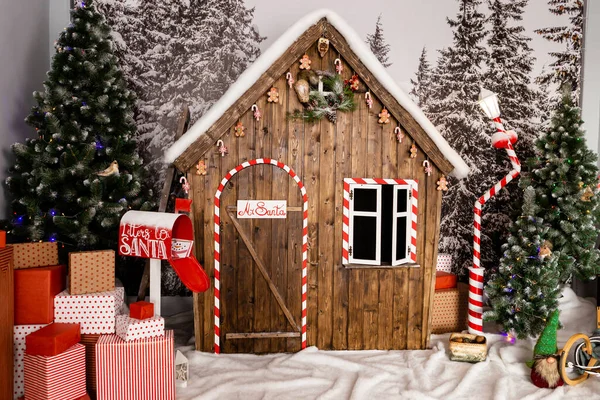 Noworoczna Strefa Fotograficzna Śniegiem Pobliżu Drewnianego Domku Zabawkami Wystrój Świąteczny — Zdjęcie stockowe
