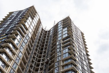 Çok katlı, modern bir evin inşası. Bina iksiri, kat takviyesi. İnşaat konsepti.