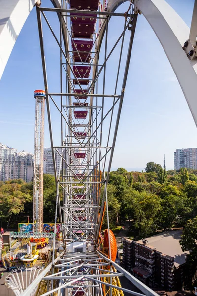 Metallkonstruktion Pariserhjul Gröna Träd Och Stadsbyggnader Bakgrunden Vew Från Stugan — Stockfoto