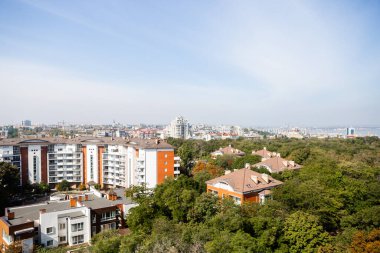 Şehrin en iyi manzarası Odessa, Ukrayna yaz zamanı. Yeşil ağaçların ve modern binaların havadan görünüşü.