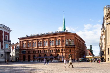 RIGA, LATVIA - CIRCA AUG, 2013: Dom Cathedral (Doma baznica), Letonya 'daki kilise binası. Meydanda yürüyen insanlar.