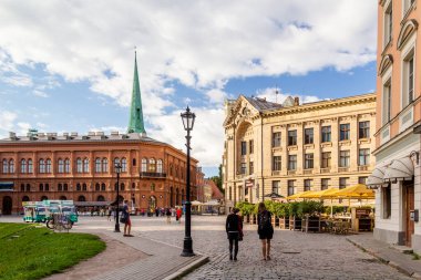 RIGA, LATVIA - CIRCA AUG, 2013: Riga, Letonya 'da antik binalarla Centrl Meydanı. Meydanda yürüyen insanlar.