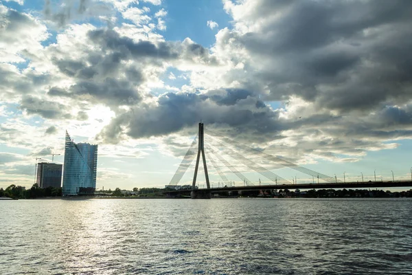 Moderno Puente Sobre Río Daugava Riga Capital Letonia Cielo Azul — Foto de Stock