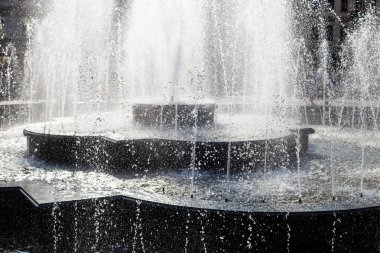 Bahar çeşmesine su sıçrat ve damla. Su düşüyor, yakın çekim. Fondü su ayrıntıları.