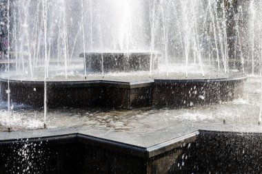 Bahar çeşmesine su sıçrat ve damla. Su düşüyor, yakın çekim. Fondü su ayrıntıları.