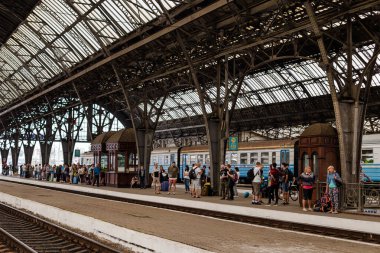 LVIV, UKRAINE - CIRCA AUG 2019: Tren istasyonunda bir sürü insan tren bekliyor. Eski usul tren istasyonu.