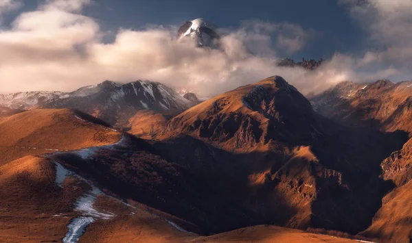 Vista de outono da montanha Kazbek na Geórgia . — Fotografia de Stock