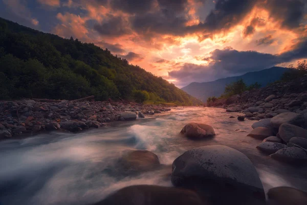 Rápido río de montaña que fluye en la hora del atardecer — Foto de Stock