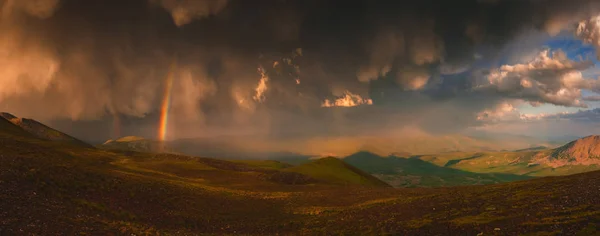 雲および A 虹、雨の後の空と beauriful — ストック写真