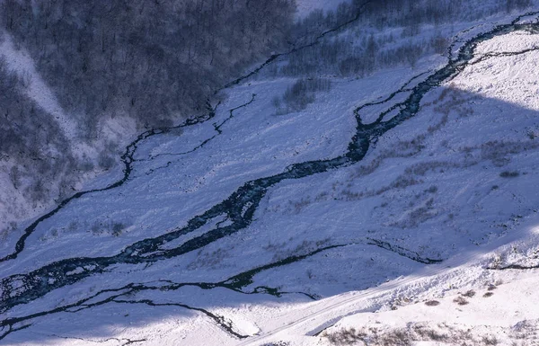 Вид на річку, що тече серед дерев у лісі під час зими — стокове фото