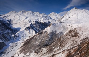 Kış Kafkas dağ görünümünde. Gürcistan geçişte çapraz. Gudauri bölgesi. Kaynak Aragvi Nehri