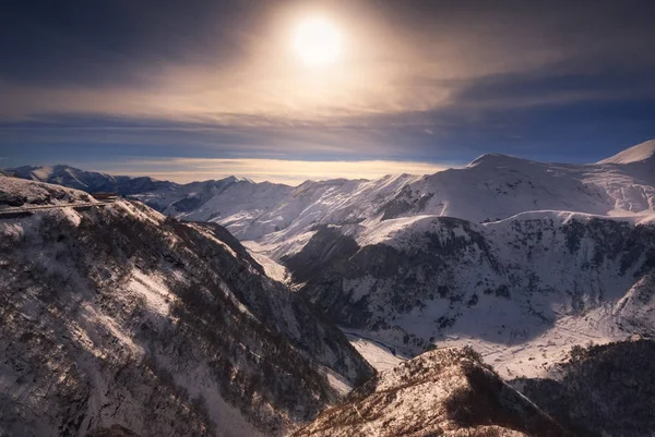 Puesta de sol invernal sobre las montañas del Cáucaso — Foto de Stock