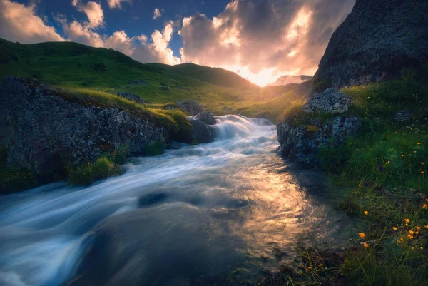 Захід сонця над швидкою гірською річкою — стокове фото