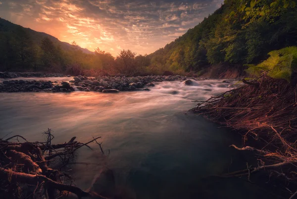 Alba sul fiume di montagna veloce — Foto Stock