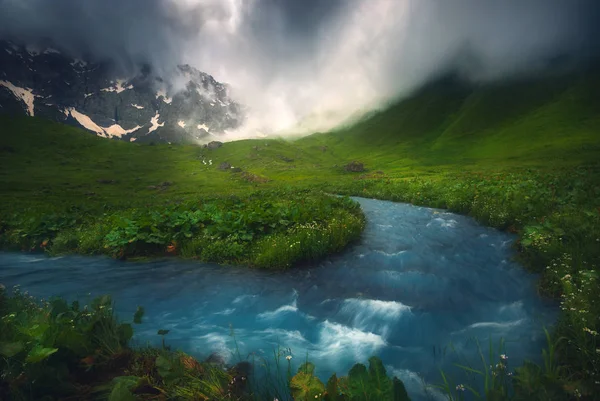 Hermoso río rápido que fluye en la luz de la mañana, brumoso, temporada de verano — Foto de Stock