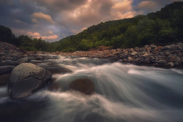 Fast mountain river flowing In sunset time — Stock Photo, Image