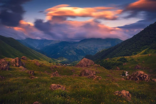 Гірський літній пейзаж з різнокольоровими хмарами — стокове фото