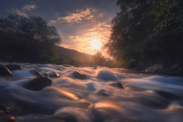 Sunrise over fast mountain river — Stock Photo, Image